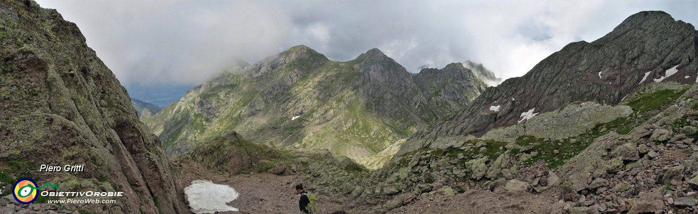 70 Vista sulle cime del Pizzo Paradiso a dx (2483 m) e sulla Quota 2500 a sx con al centro la Bocchetta Paradiso.jpg